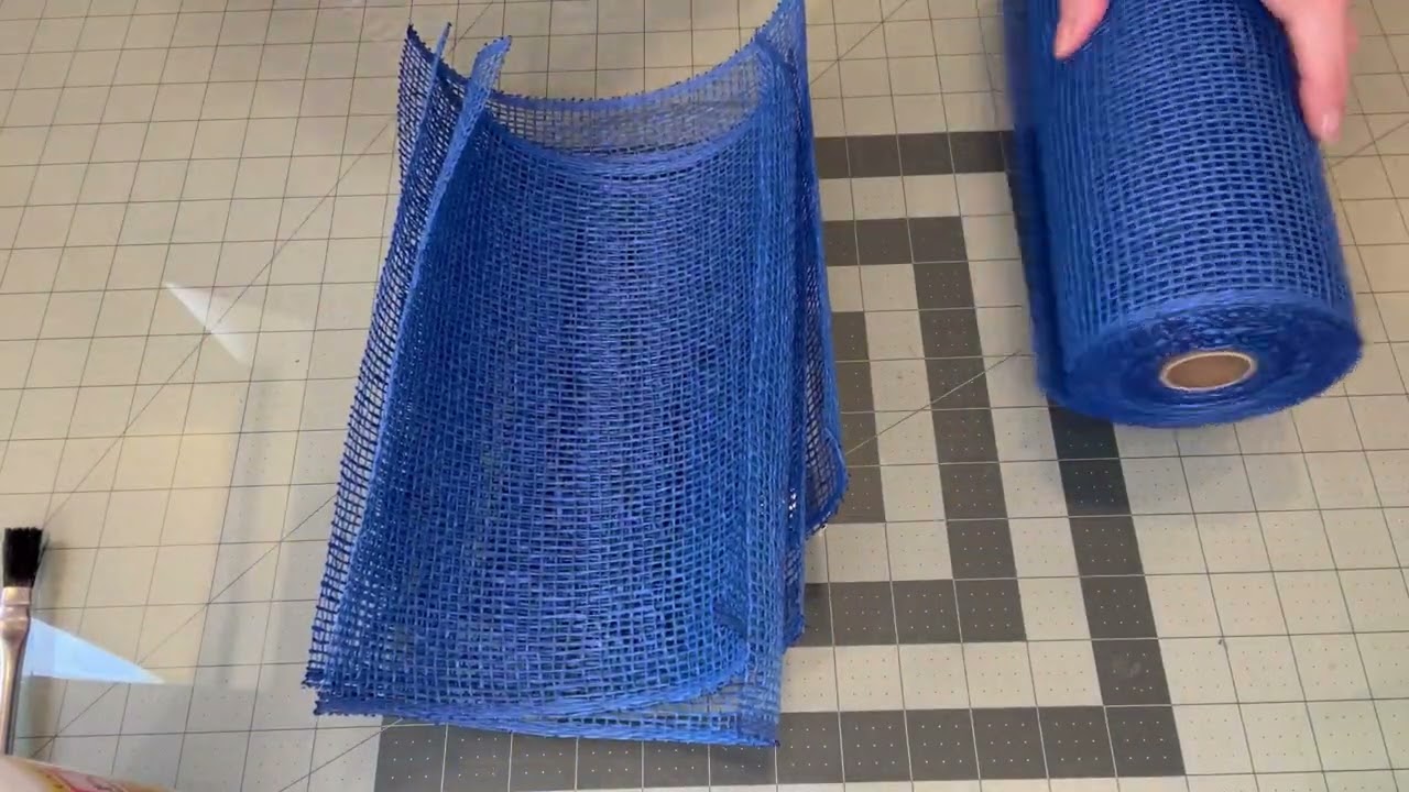 How to Cut Poly Burlap Mesh for Your Flower Wreath - Mod Podge Tip Included!