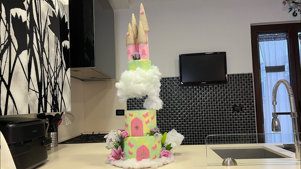 Torta finta scenografica castello incantato fra le nuvole con stucco…per un compleanno magico! 