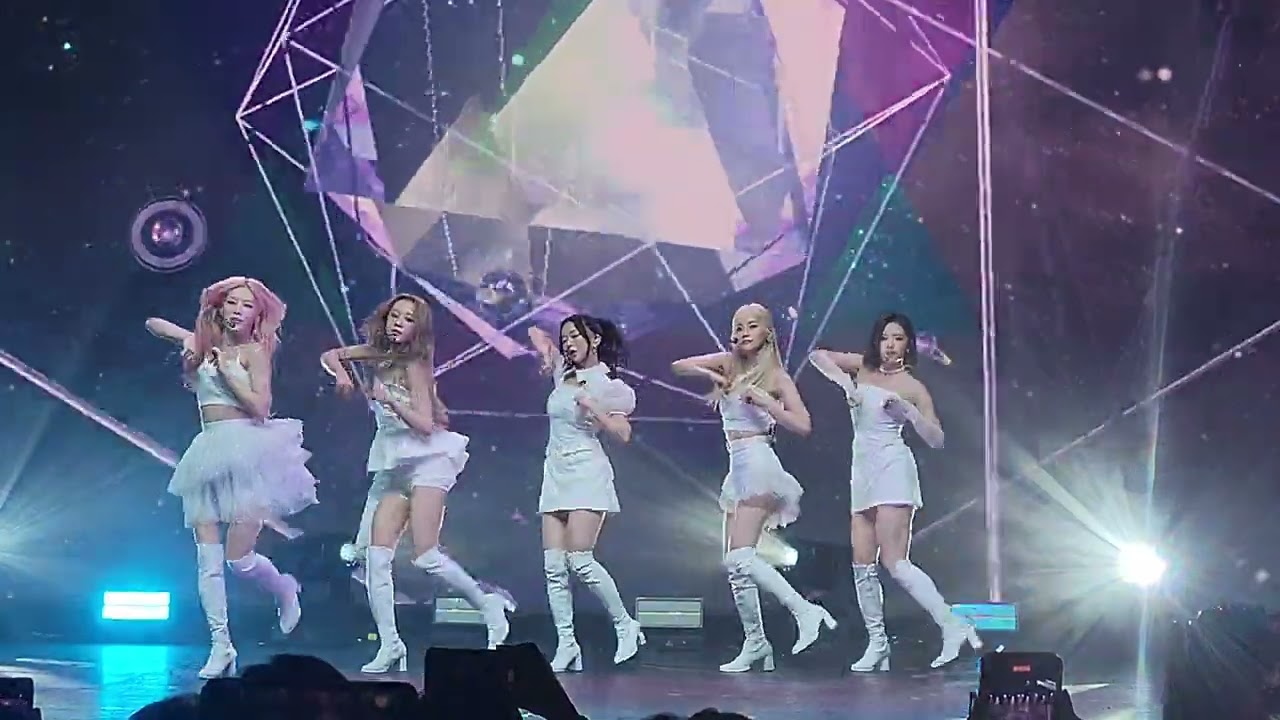 LOONA World Tour - Star - LIVE in Los Angeles - 4K 60FPS (220801)