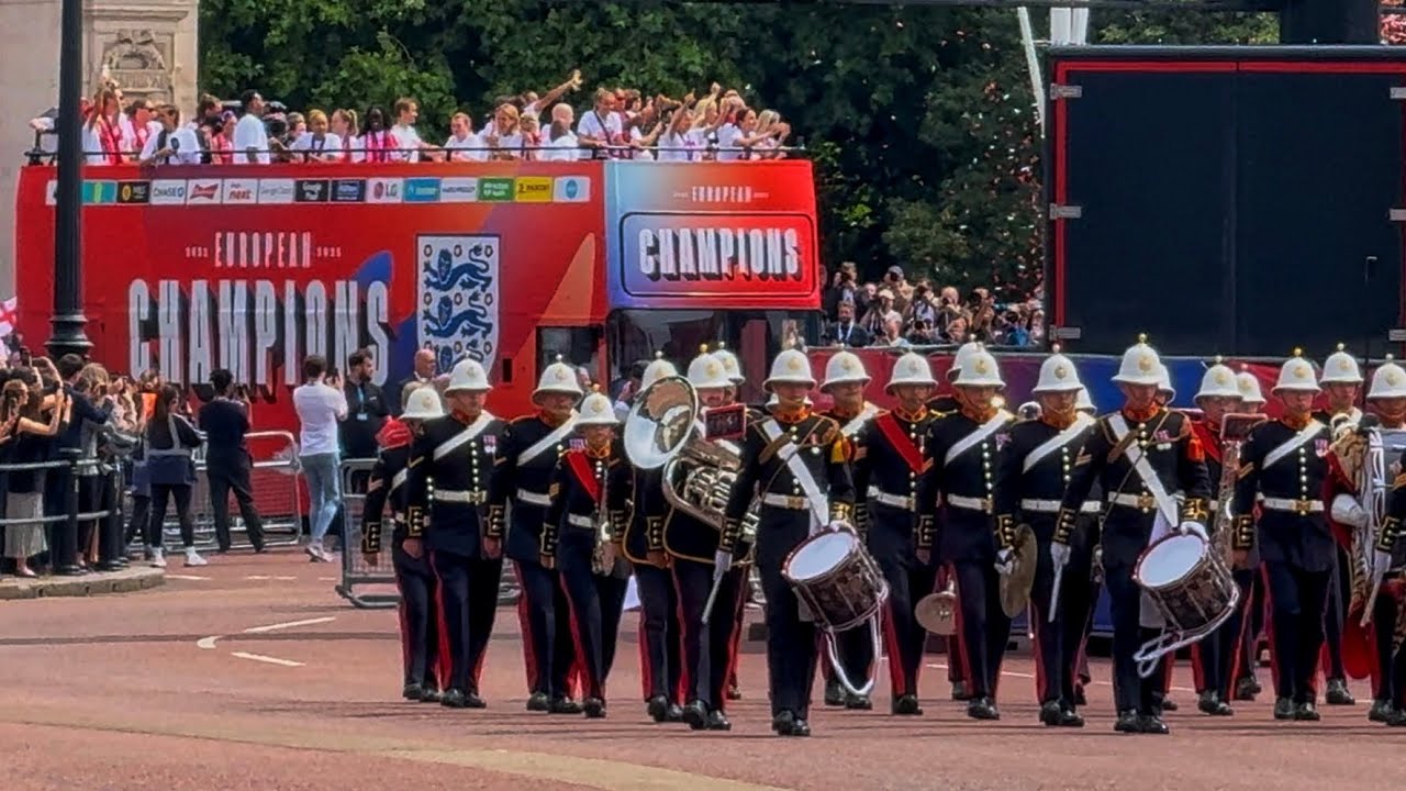 England Celebrates with Open-Top Bus on The Mall 🏴󠁧󠁢󠁥󠁮󠁧󠁿