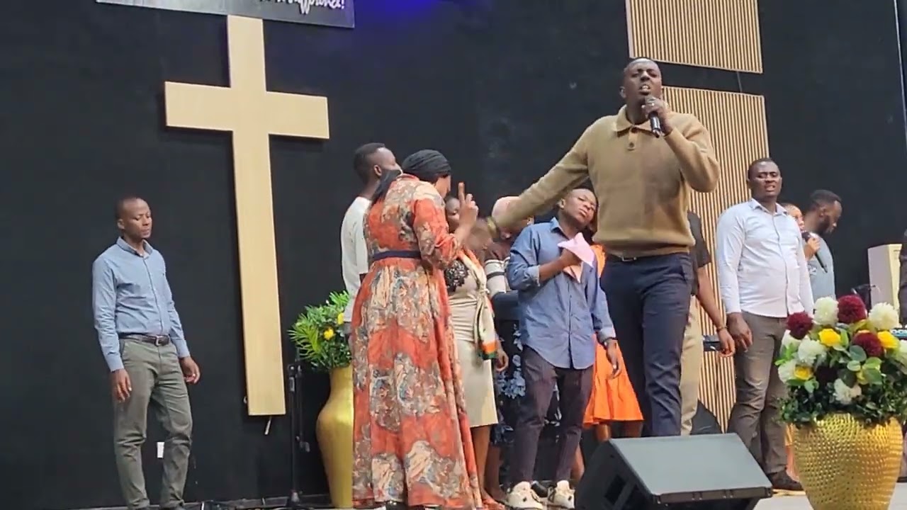 IYO NTIMEZE NKABANTU HAMWE NA CHICHI NABA FOURSQUARE  WORSHIPERS BYARI IBYISHIMO