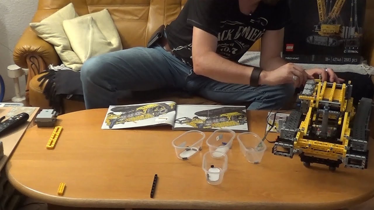 LEGO speedbuild Set 42146 - Liebherr Crawler Crane LR 13000 - Step 1