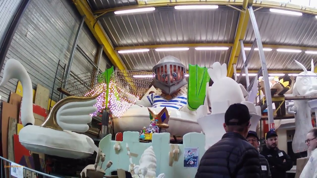 Découverte des nouveaux chars du carnaval de Cholet .