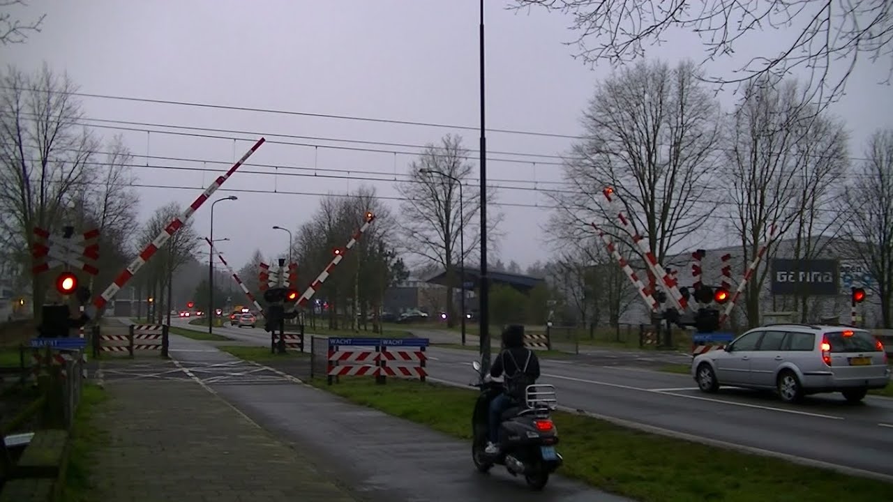 Spoorwegovergang Apeldoorn // Dutch railroad crossing