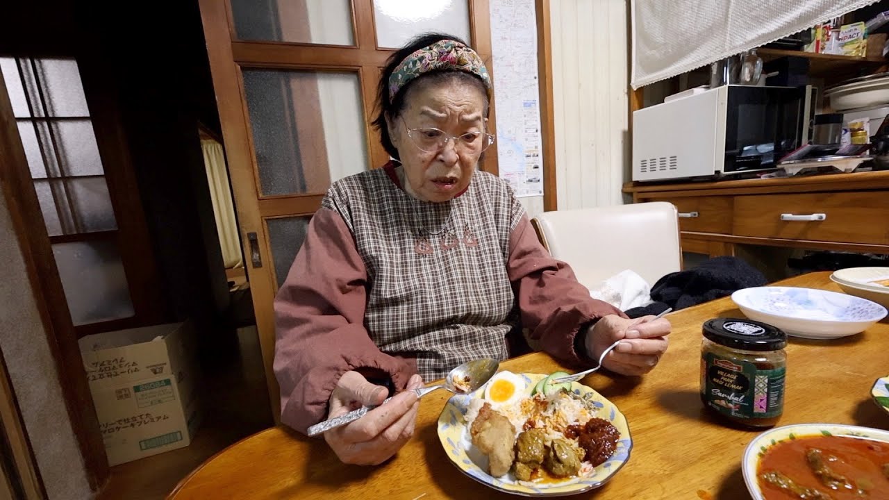 92 Year old Grandma Try Nasi Lemak For the First Time in her Life...