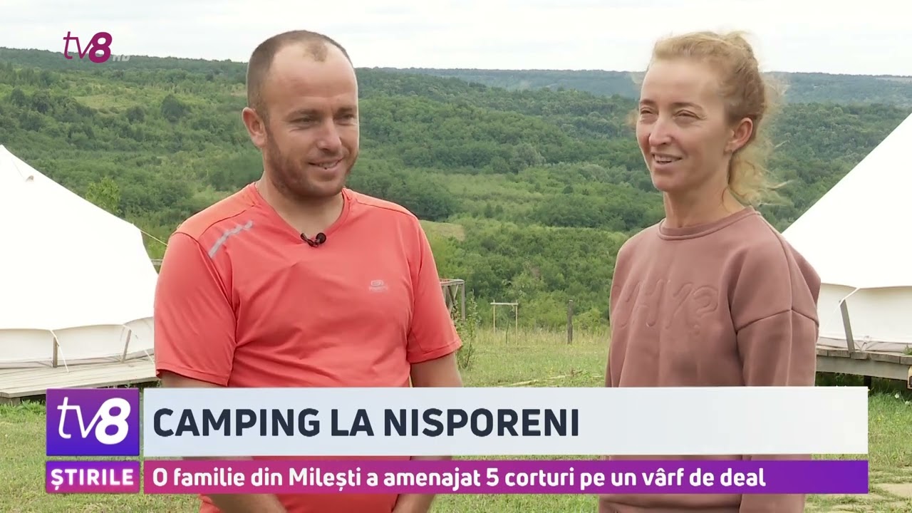Camping la Nisporeni. O familie din Milești a amenajat 5 corturi pe un vârf de deal
