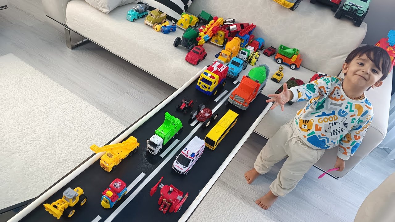 Ali Yağız oyuncak arabalarini evin içine gonderiyor