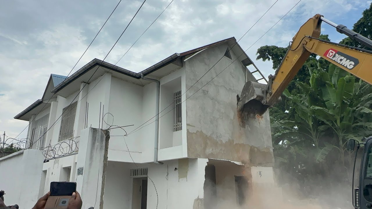 Urgent🚨 Démarrage de la Démolition d’une très belle maison à Ngaliema flamme pour la population