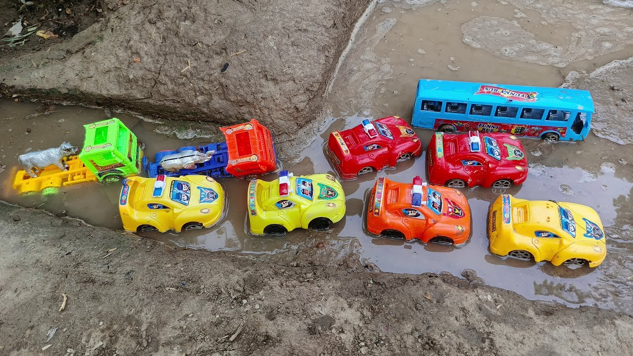 No Road Problem Vehicles Cars Bus Truck Cross Waterlogged Pit