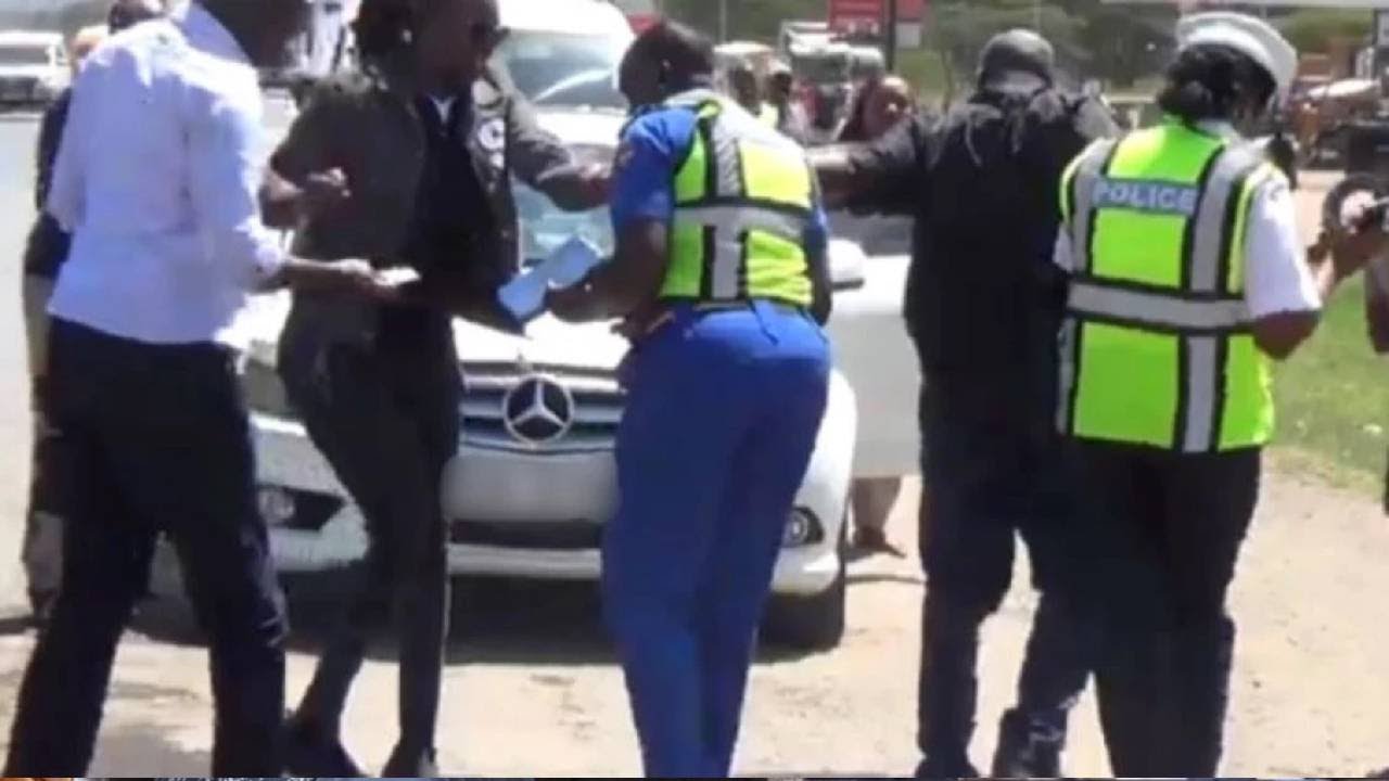 SEE HOW ROGUE TRAFFIC POLICE WAS ARRESTED WHILE COLLECTING BRIBES IN NGONG ROAD!!!