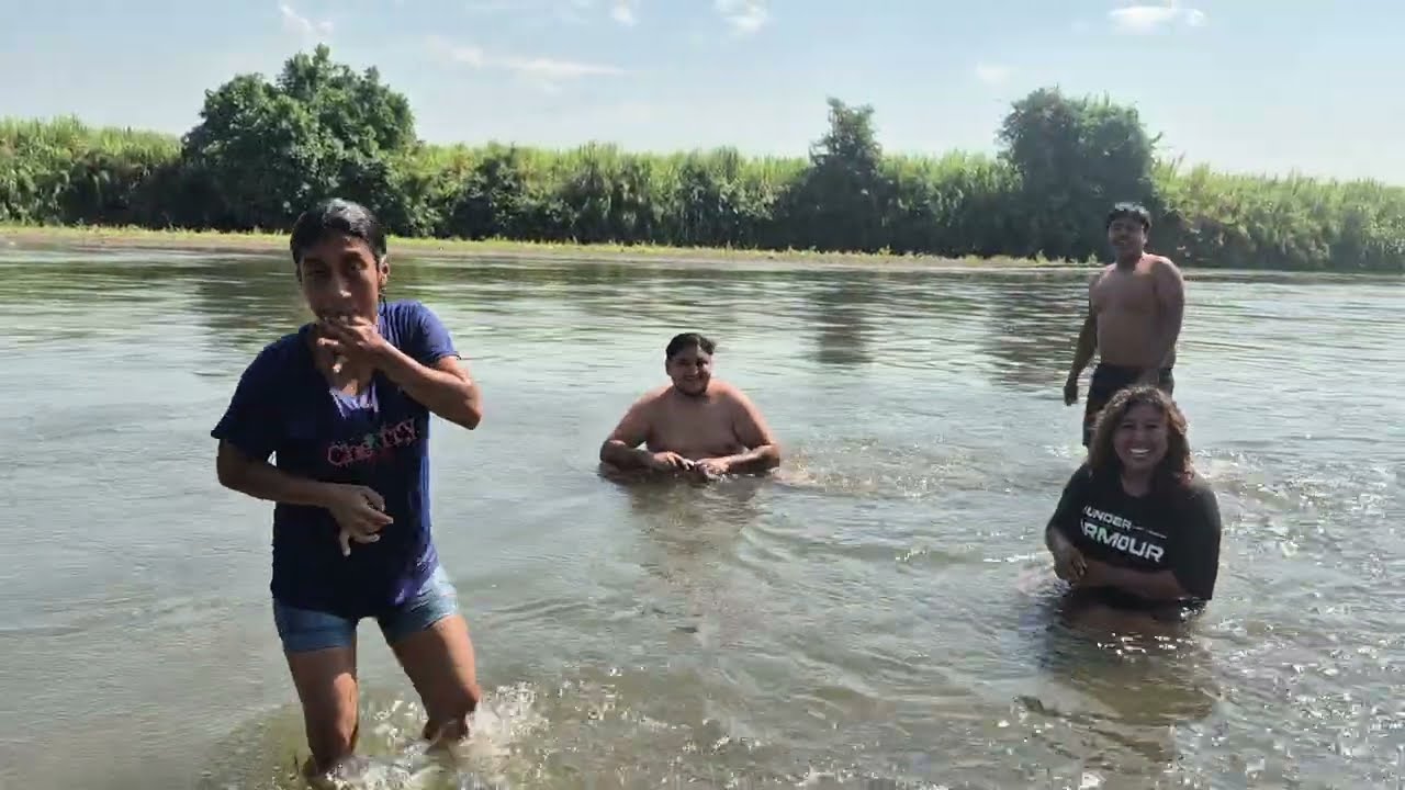 DOÑA VICKY se baño en pelota y todos se le quedan viendo