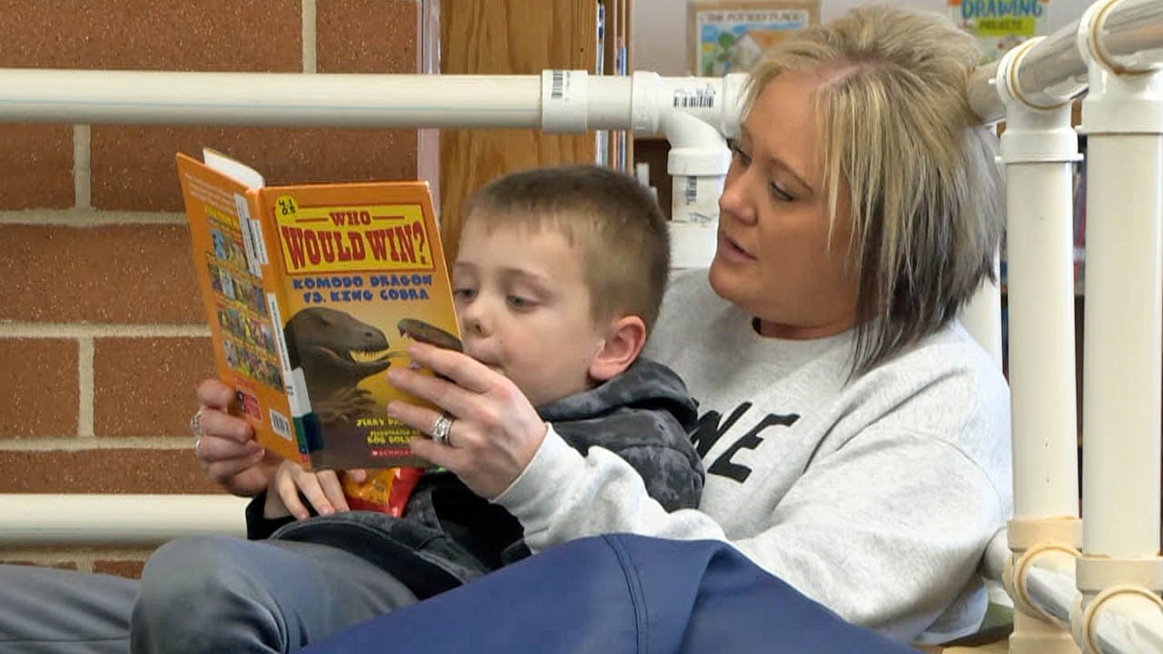 Golden Apple: 'Drop Everything and Read' Day at Bemidji's Lincoln Elementary | Lakeland News