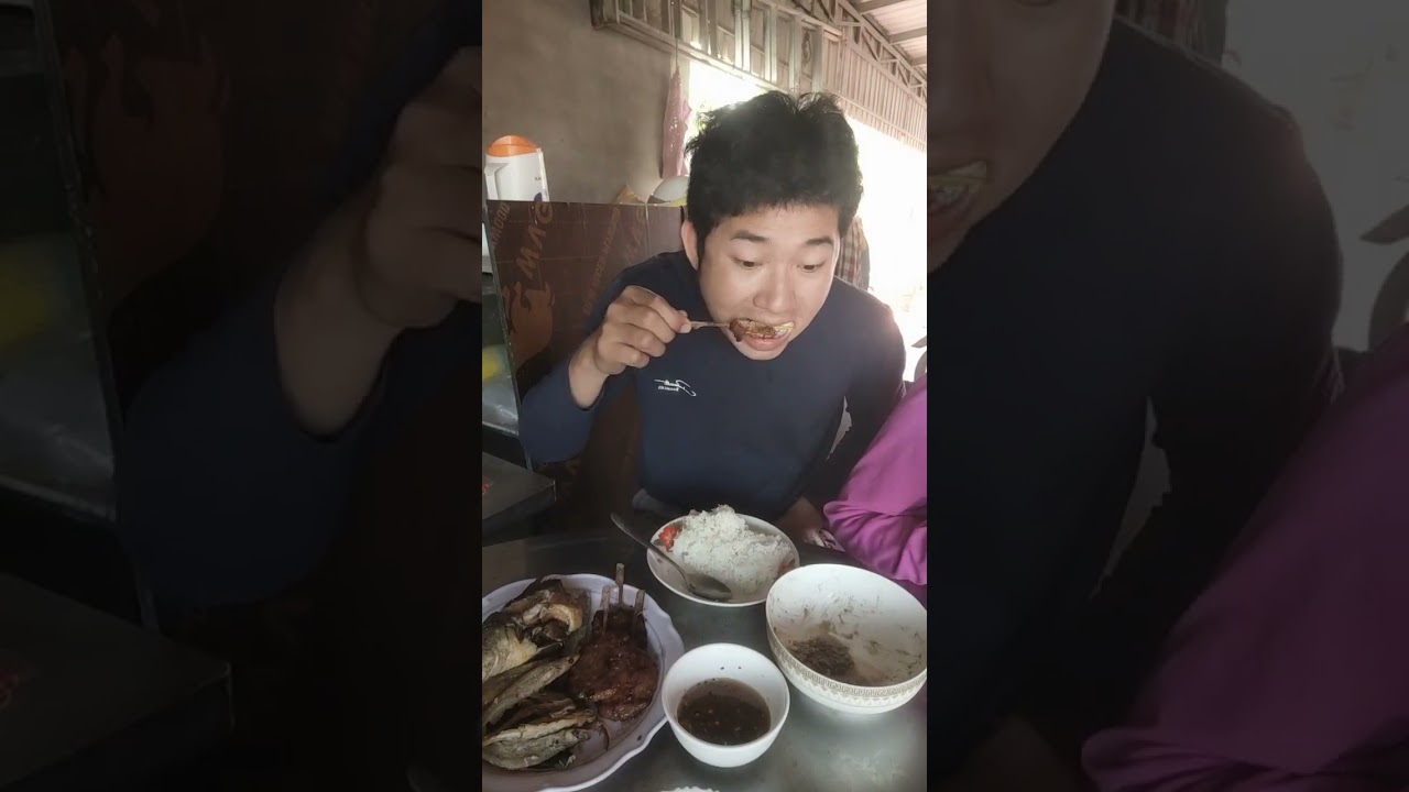 ញ៉ាំត្រីបំពងជាមួយបាយ/Eat fried fish with rice.