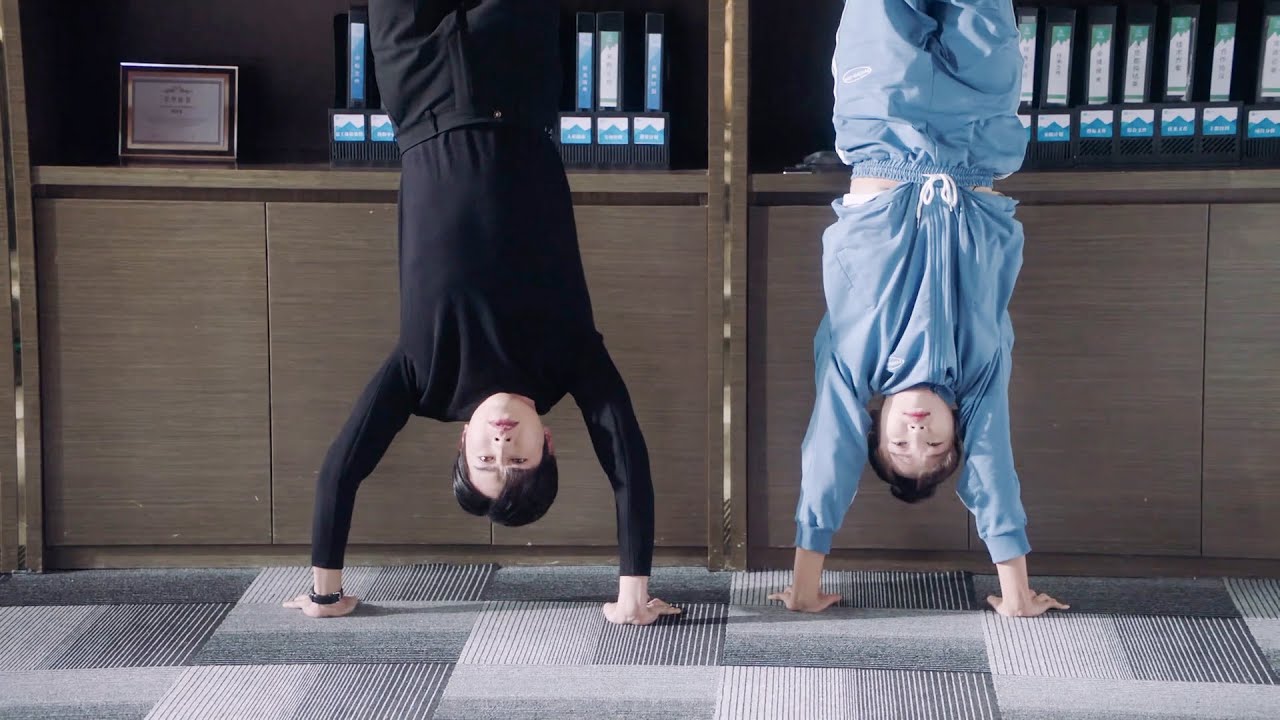 CEO dikelilingi wanita cantik, tapi jatuh hati pada gadis yang buat handstand di pejabat