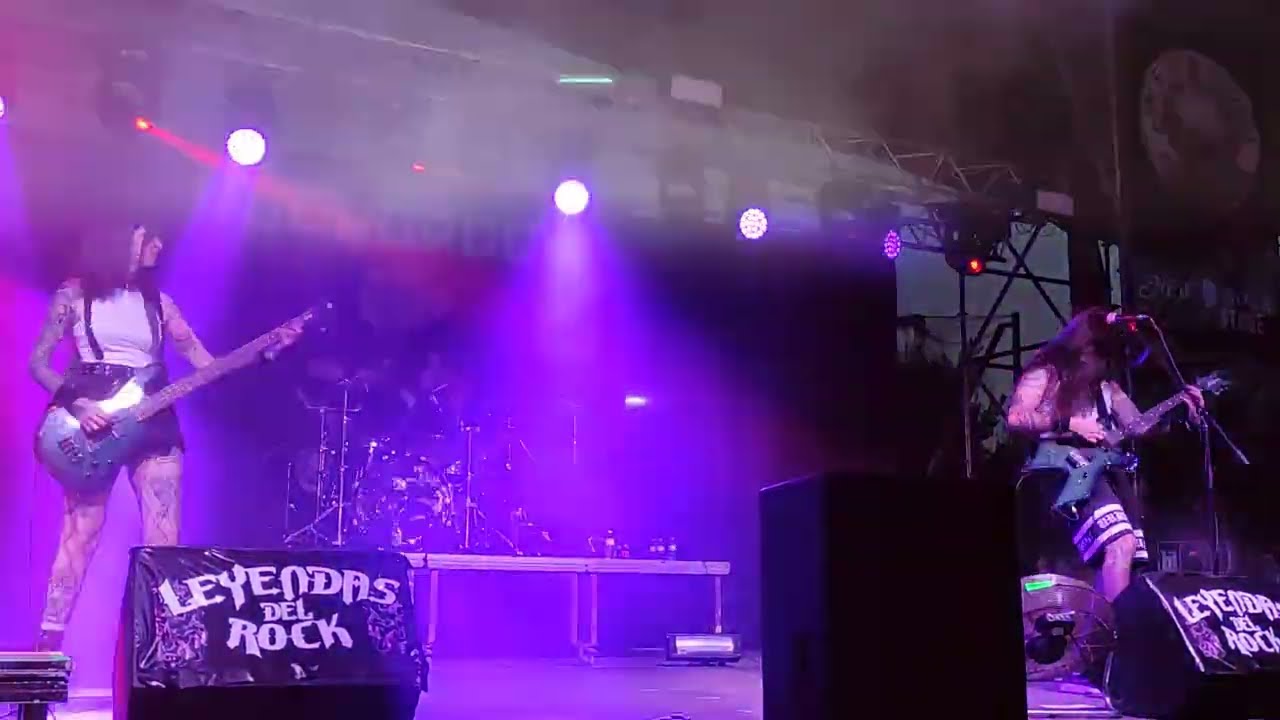 Cockoroch (Nyria Thunder, bajista). Leyendas del Rock. Villena (Alicante). Mi&eacute;rcoles, 06/08/25