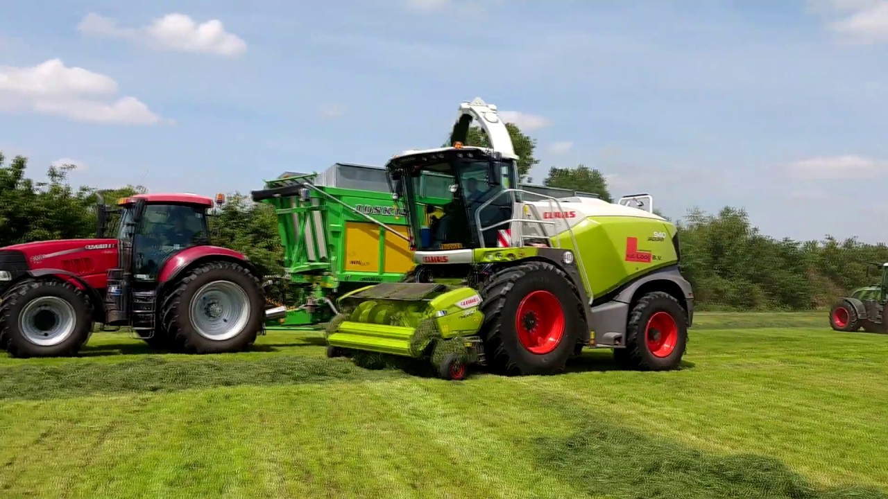Loonbedrijf Van Der Looij uit Ell (NL) gras harken en gras hakselen!