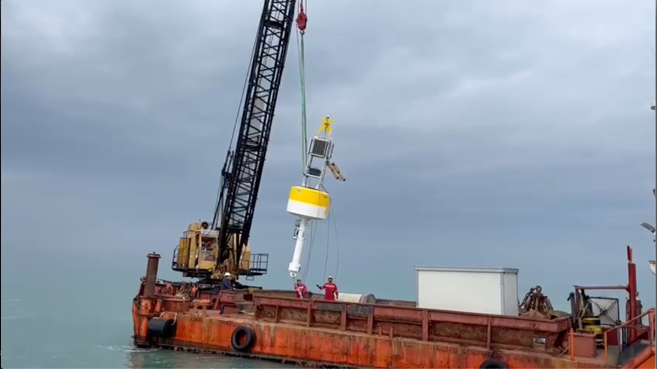 La posa in mare della boa oceanografica Fortunae