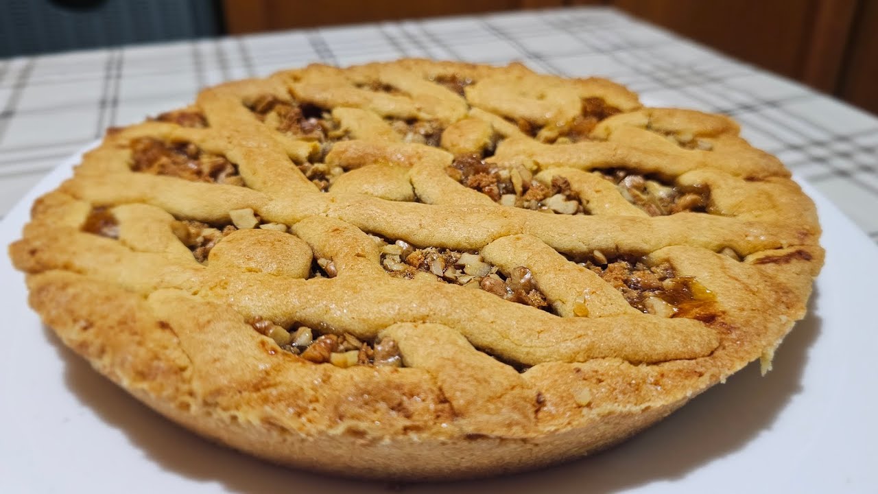 CROSTATA CON MARMELLATA DI ALBICOCCHE AMARETTI E NOCI una coinvolgente squisitezza ☺️ 