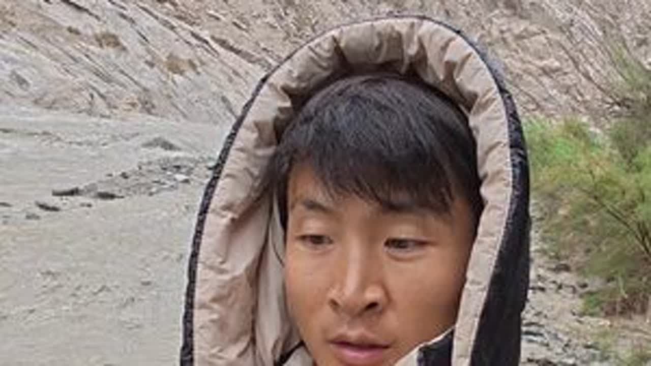 新疆无人区捡玉 今天发洪水了，过几天应该很好捡玉，他们都说：洪水越大，玉越好捡#玉石原石 #捡玉 #无人区 #记录真实生活