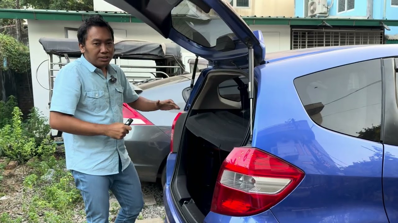 Honda Fit မှာတော့ ဒီလိုကားမျိုး တစ်ခါမှ မတွေ့ဖူးသေးဘူး ၊ ဘာတွေအစုံပါလည်းဆိုတာတော့ . . . ။ 