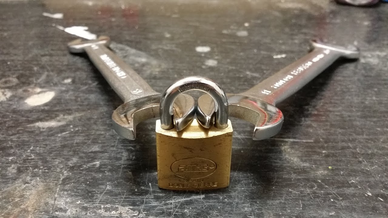Cómo Romper un Candado con Llaves Fijas. How to Open a Lock With a Nut Wrench Bend Test DIY