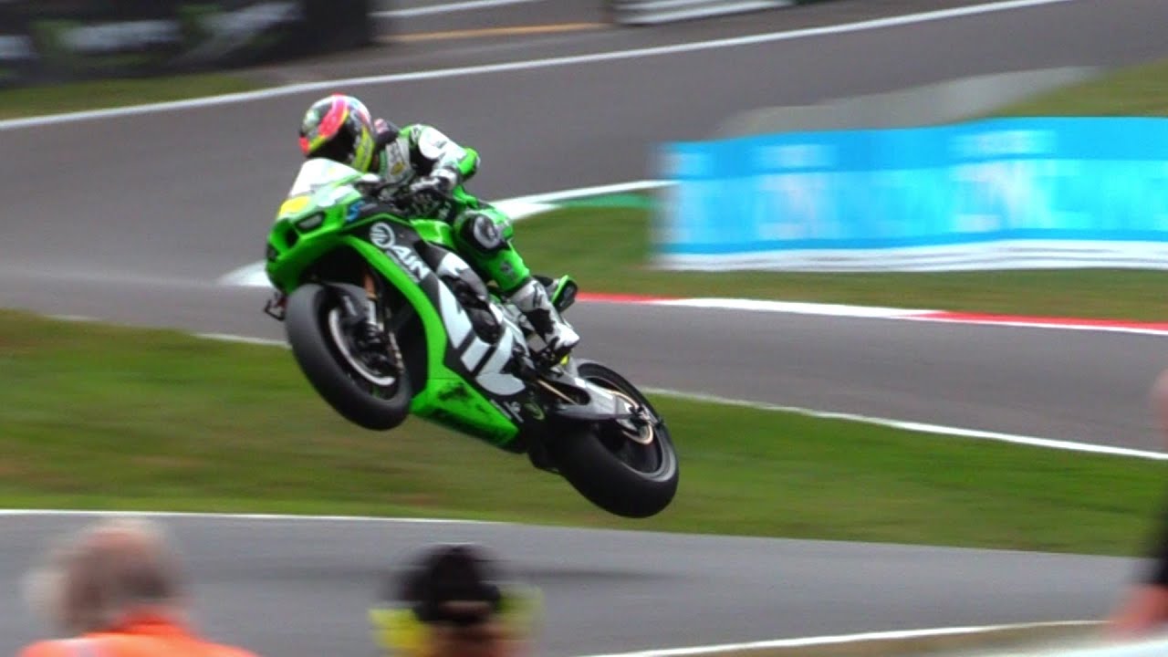 Superbikes Airbourne at Cadwell Park (Crashes, Mistakes & Action)