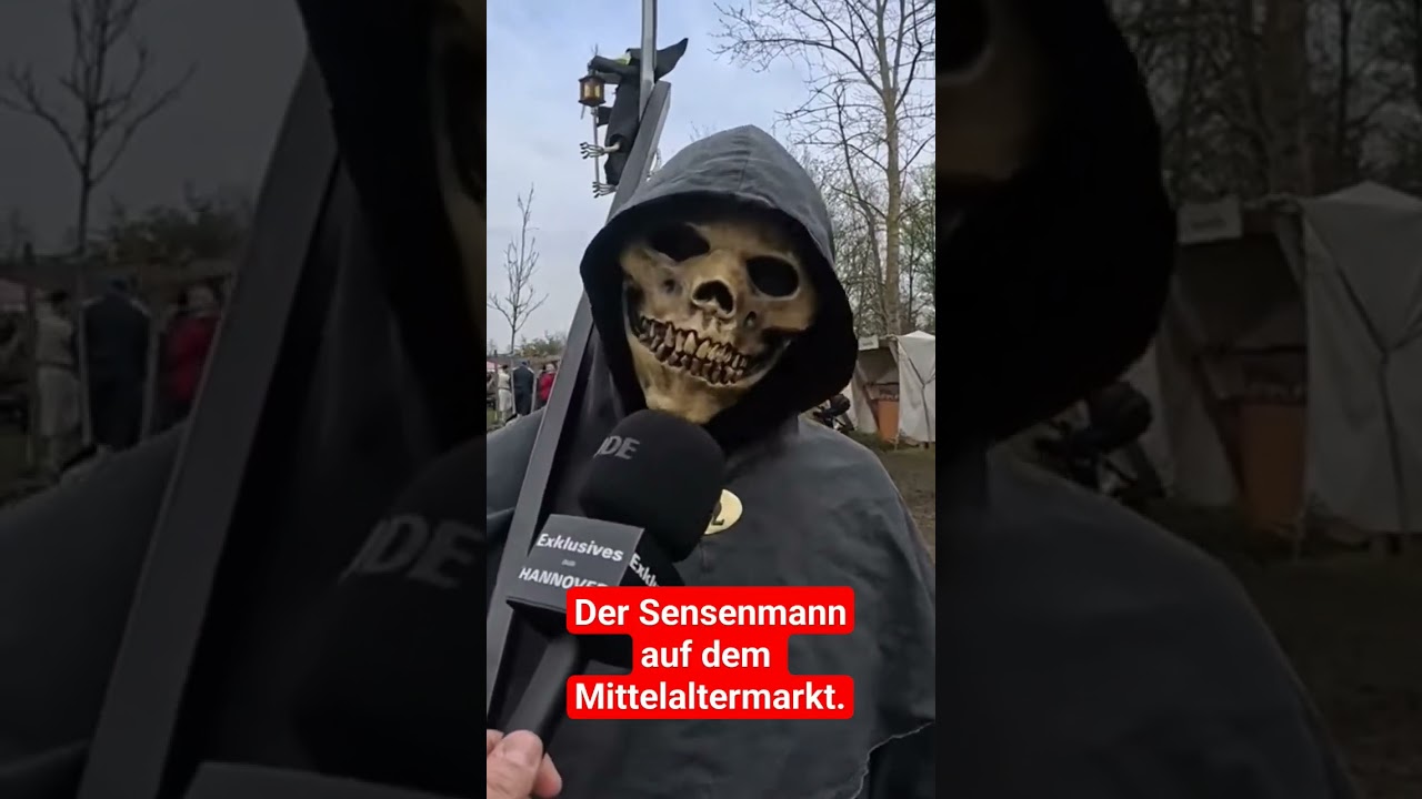 Der Sensenmann auf dem Mittelaltermarkt in Hemmingen bei Hannover.