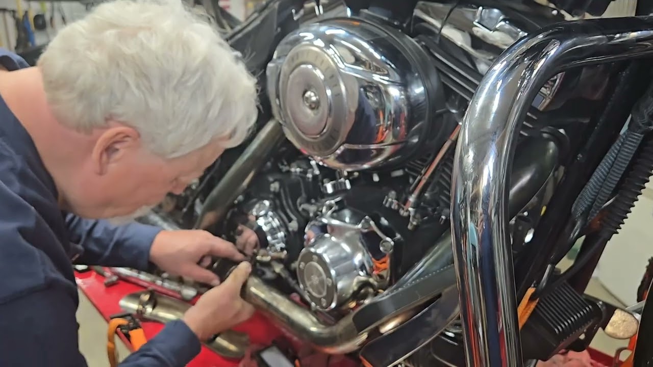 Installing 2007 Harley Electra Glide Exhaust System @SilverNutsGarage-di5ls