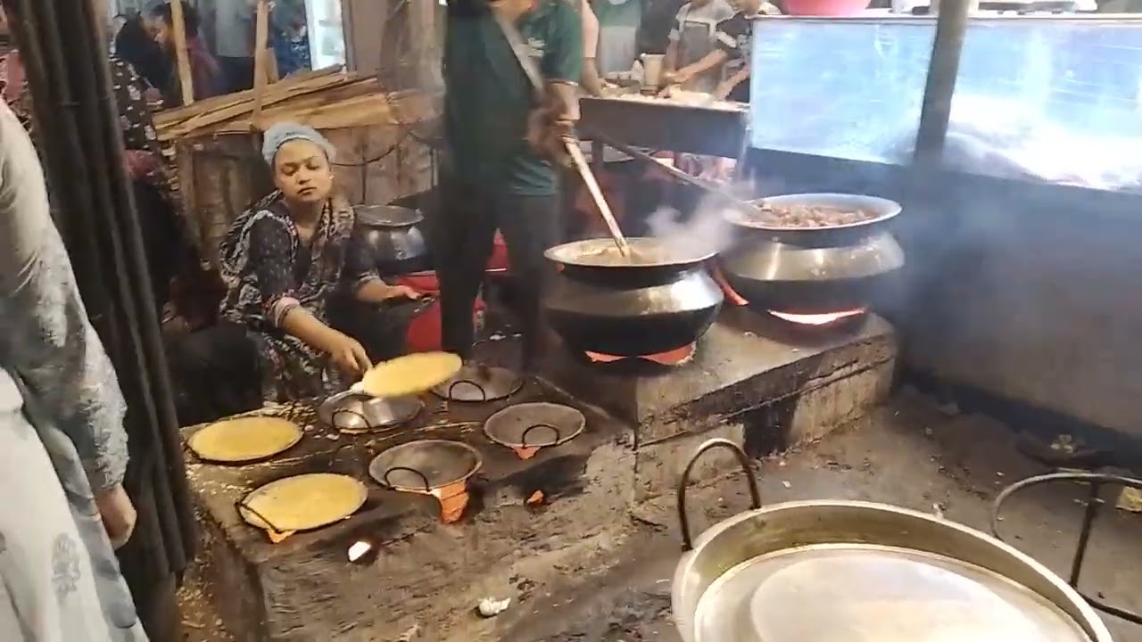 নীলা মার্কেট (হাঁস খাওয়া এবং রুটি পিঠার জন্য এটি বিখ্যাত)