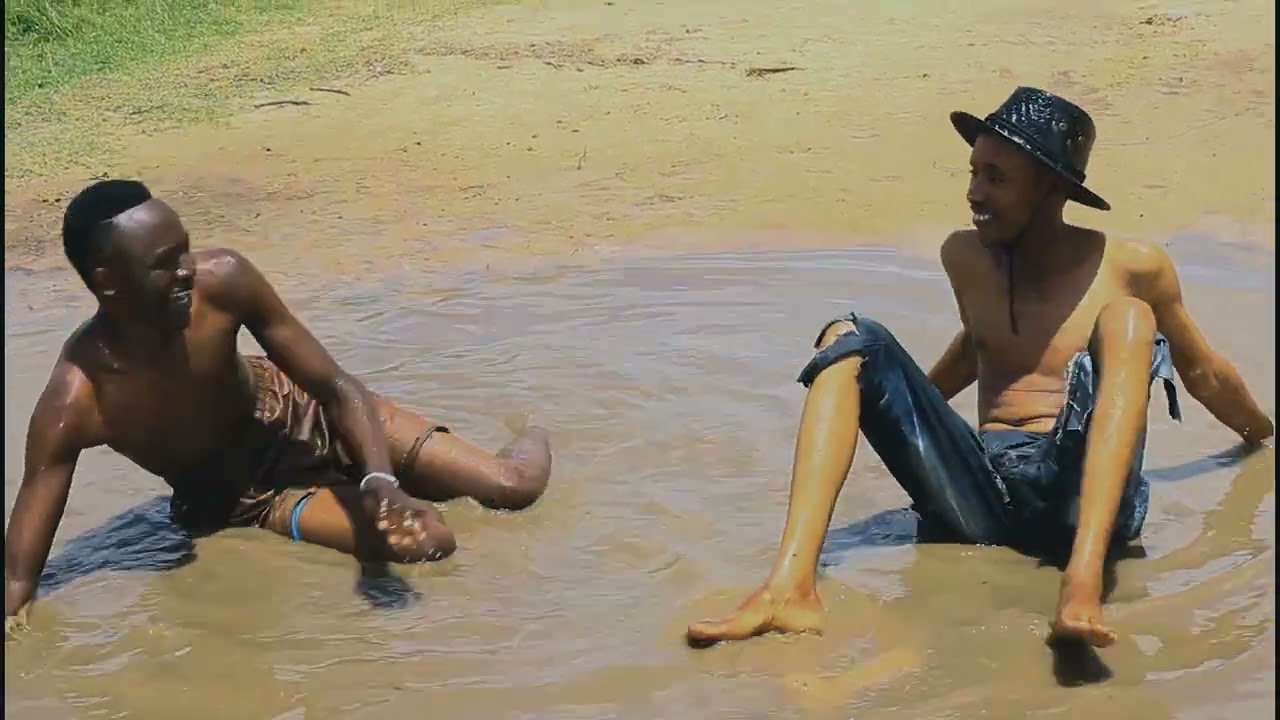 MWEUSI AMEOGELEA HADHARANI BILA AIBU.
