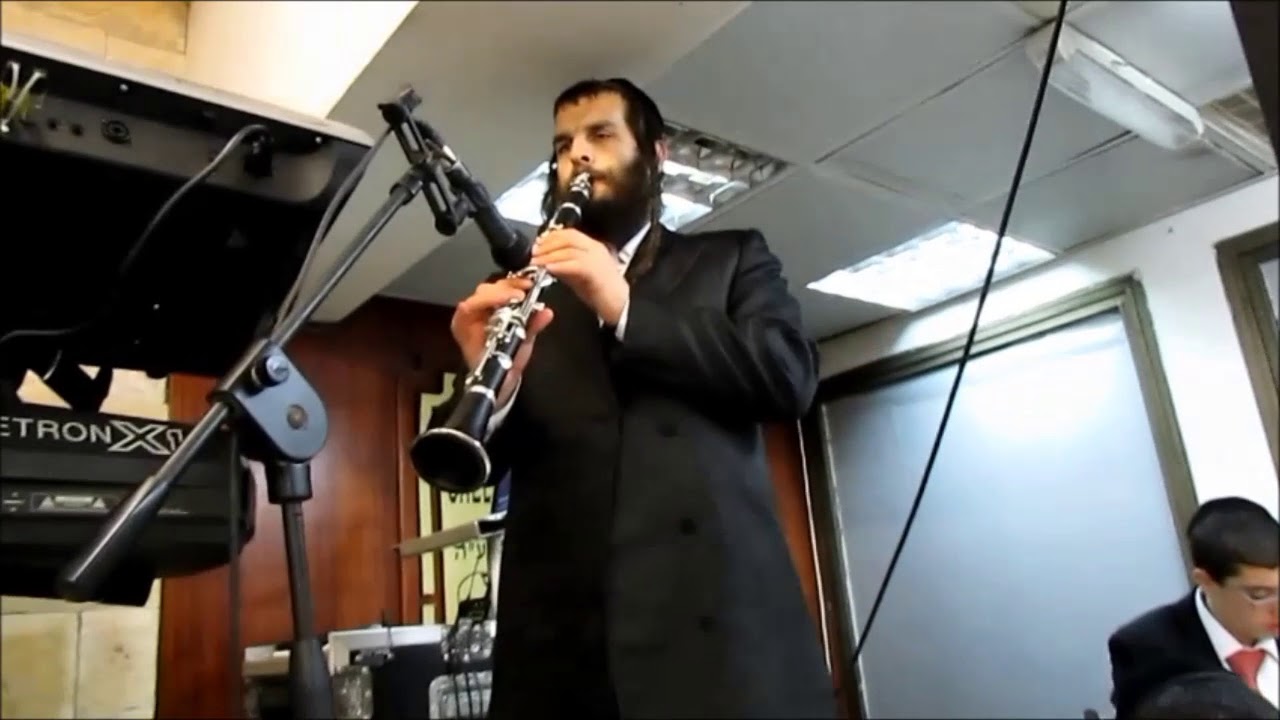 הקפות שניות ישיבת 'משכנות התורה' • אמן הקלידים יואל לזר, נגן הקלרינט דוד קליגר, הזמר אברהם גרמייזא
