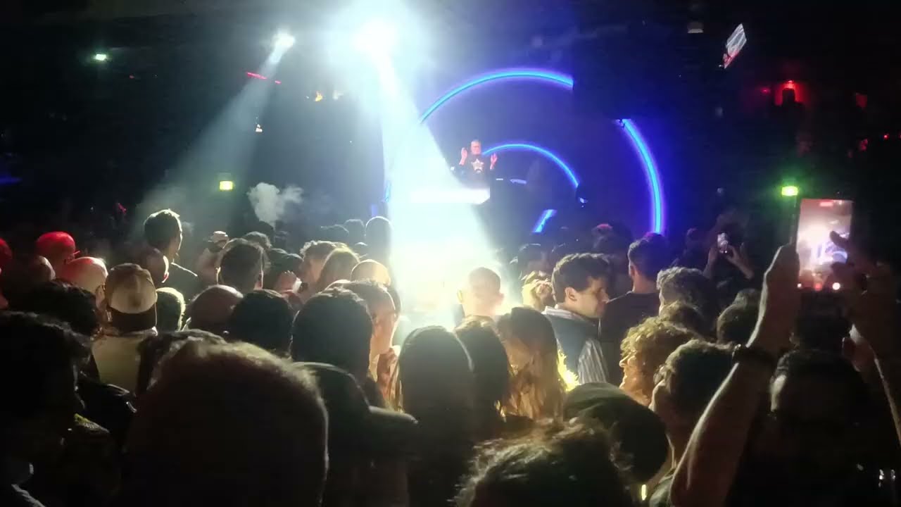 Dan Bono 🎧 on the mix 2 au warehouse 👍 passe le Tube house 😍 whomadewho 🎧 flying away with you 😍