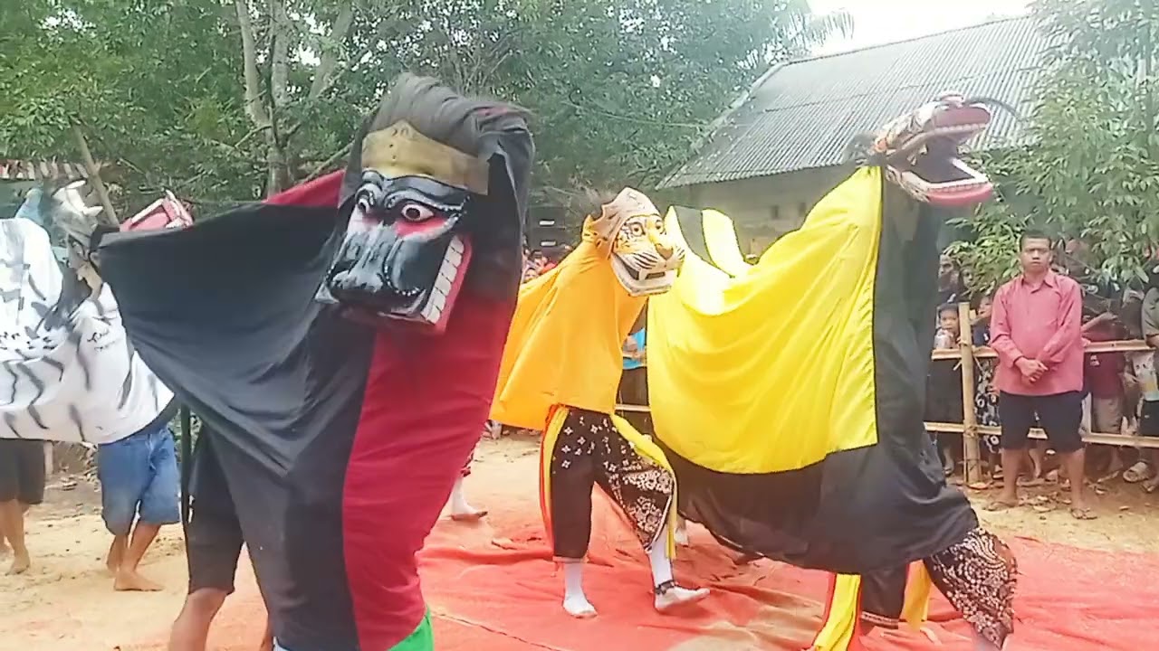 Tarian 4 barongan ebeg sekar budaya turonggo laras didesa  bogangin siduda 