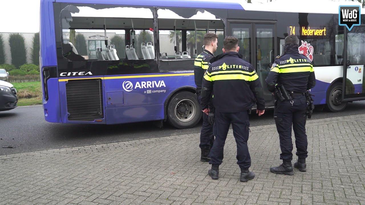 Pakketbus botst tegen lijnbus op Kampershoek in Weert