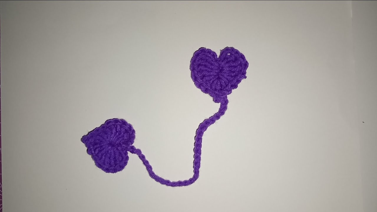 Lindo marca páginas de crochet con 2 corazones.