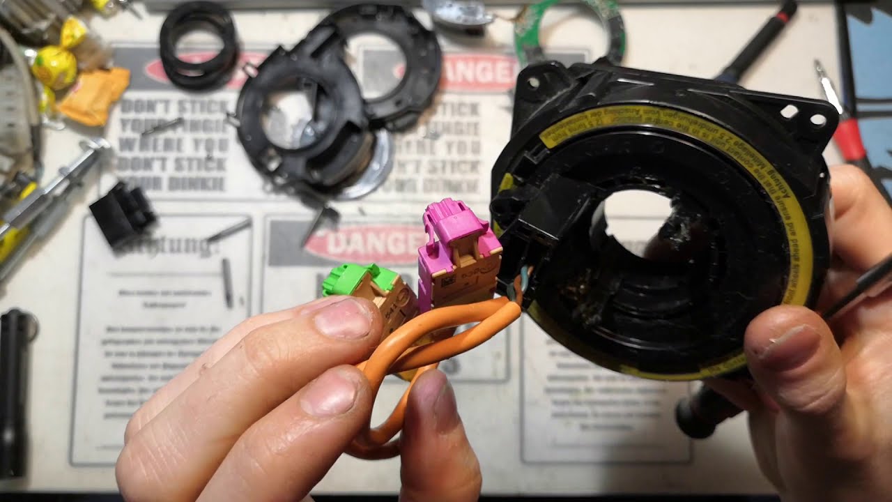 Volvo ratin asentotunnistimen purkua | Taking apart Volvo steering wheel angle sensor