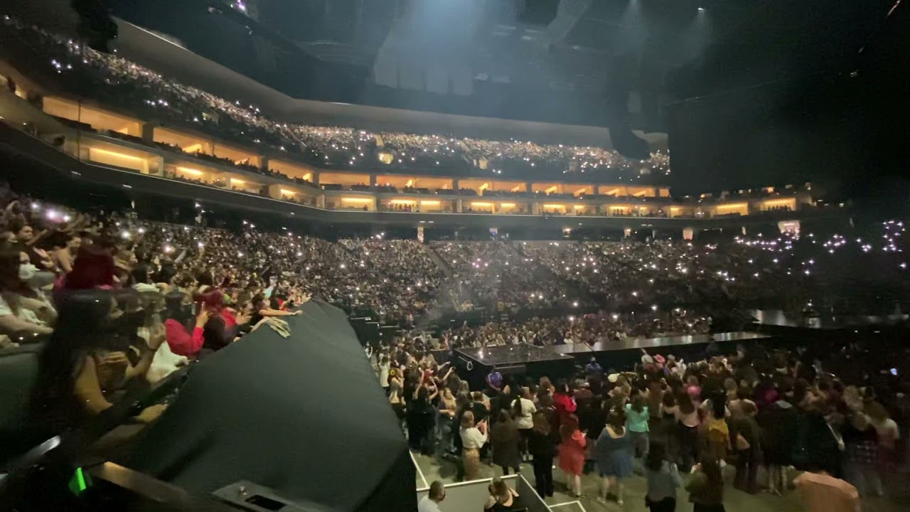 Bohemian Rhapsody sung by all the fans at the Harry Styles concert