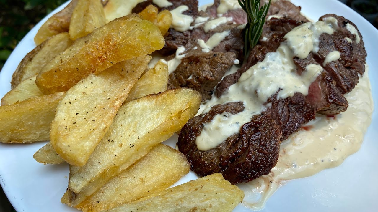 Lomo de Res con Salsa de Queso Azul Y Papas Rusticas