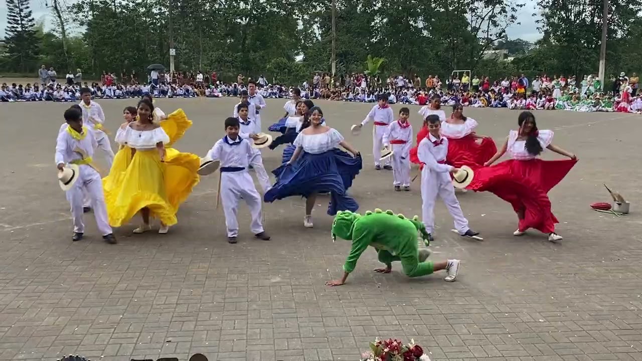 Danza 2 La Tejedora Manabita y el baile de la Iguana en el colegio 