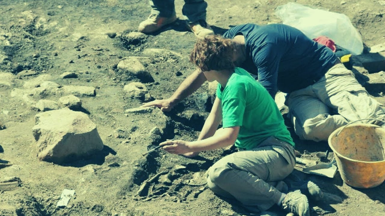 Scoperta antica tomba romana sarcofago in pietra arenaria Friuli scavi archeologici Arzene 1998