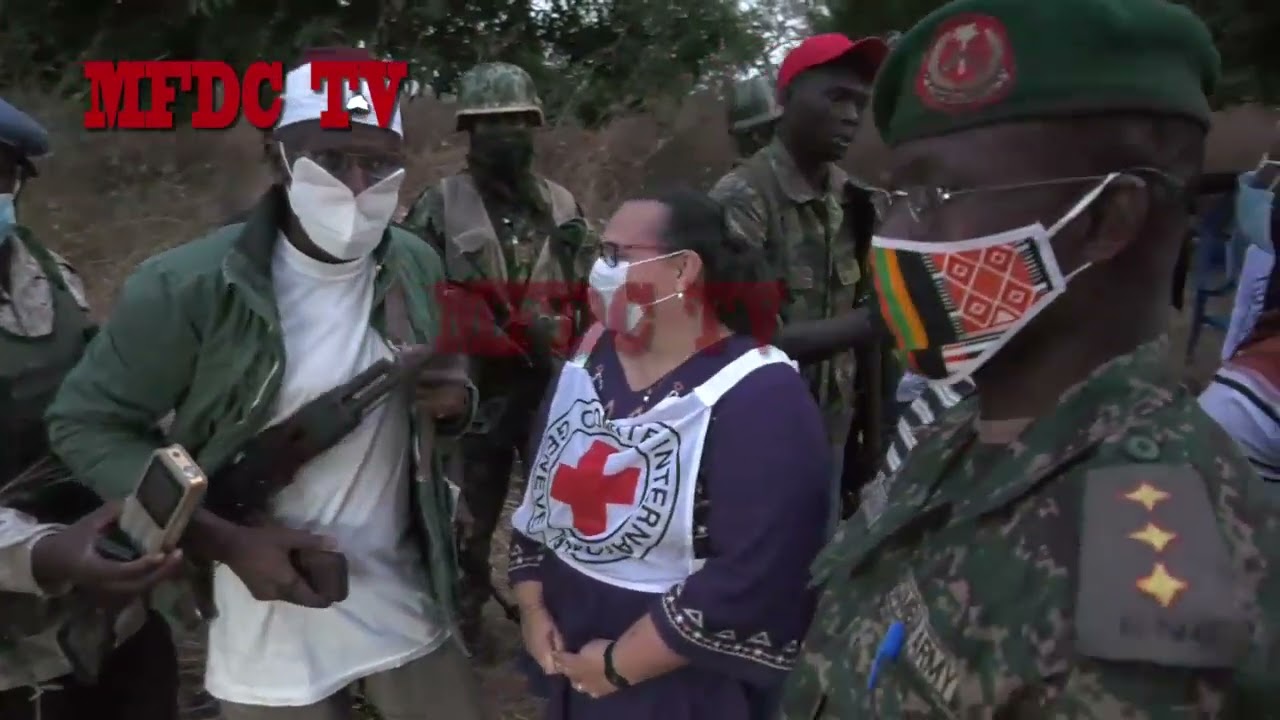 MFDC REMISE DES SOLDATS MORTS / MFDC HAND OVER 2 DEAD BODIES  TO ECOWAS REPS./REDCROSS