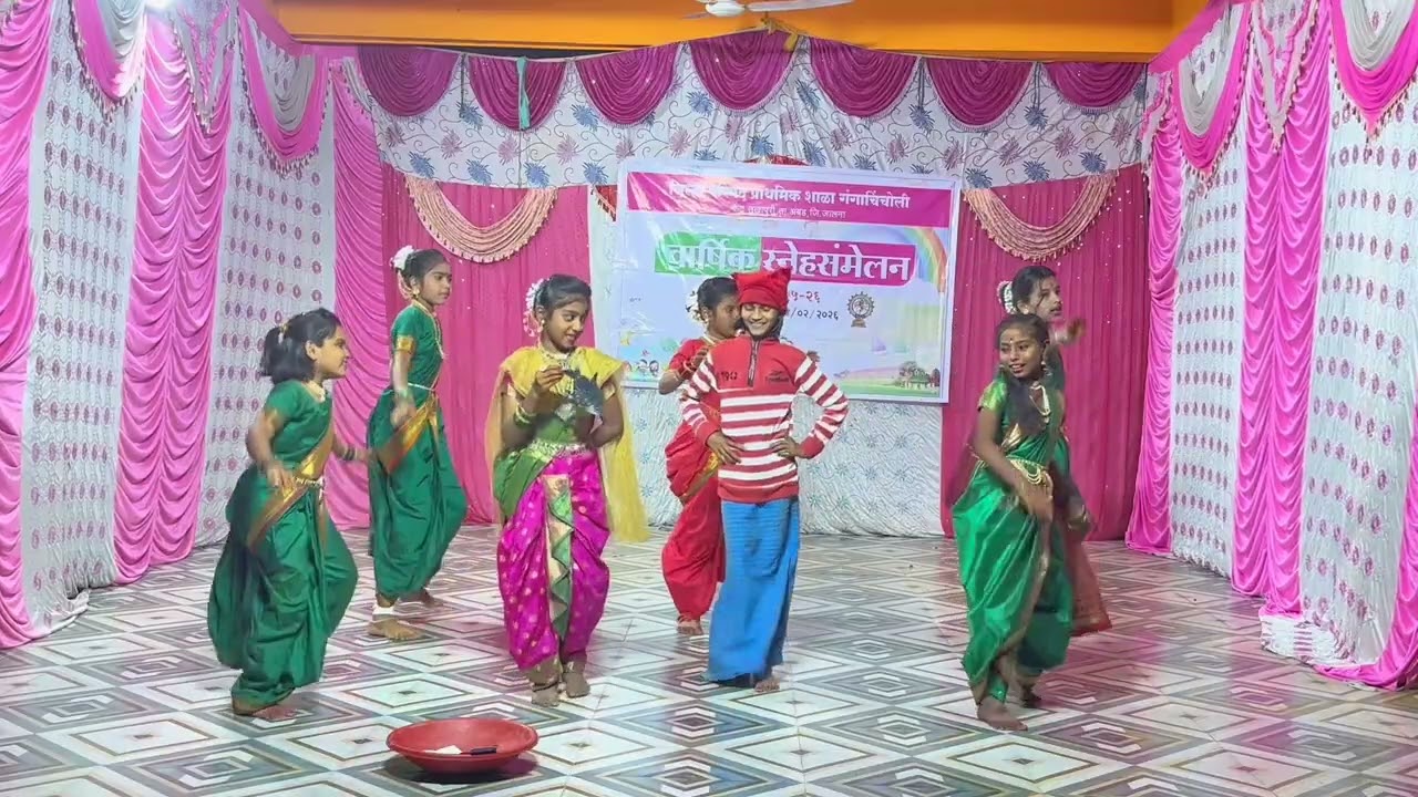 मराठमोळ गाणं हे लाख मोलाचं सोनं