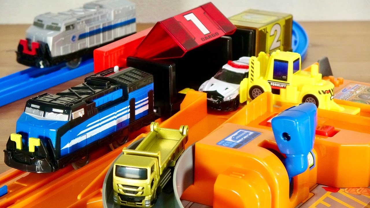 特殊車両にトミカを積み下ろしが楽しいプラレール！ トミカを運ぼう！サクサクつみおろしターミナル シンプルなギミックが楽し過ぎる☆トミカタウンとも接続可能！駐車場もあって良いセット☆