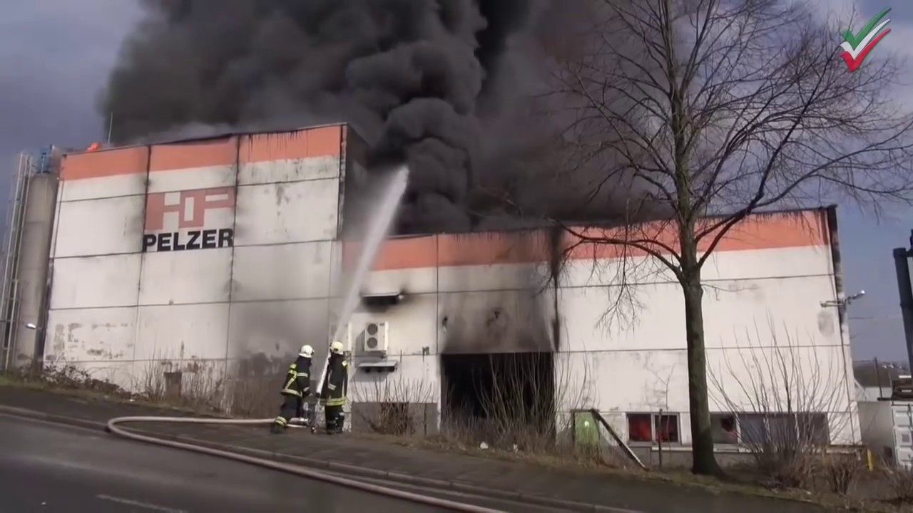 Mare incendiu - serviciu de pompieri la Witten - Autozulieferer în flăcări
