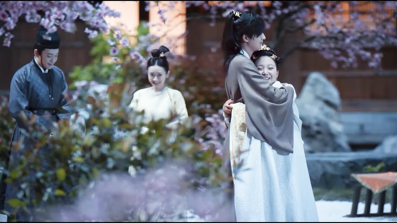 【皇后劉黑胖】皇上和皇后月下幽會！兩人旁若無人地甜蜜相擁，太監侍女都興奮了！