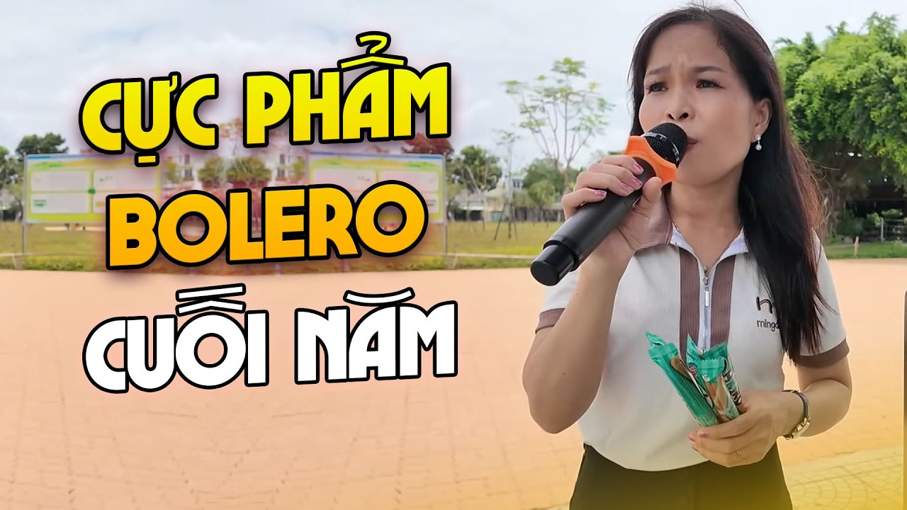Cả khu phố vây kín nghe cô gái bán thơm hát Bolero cực phẩm ngày cuối năm
