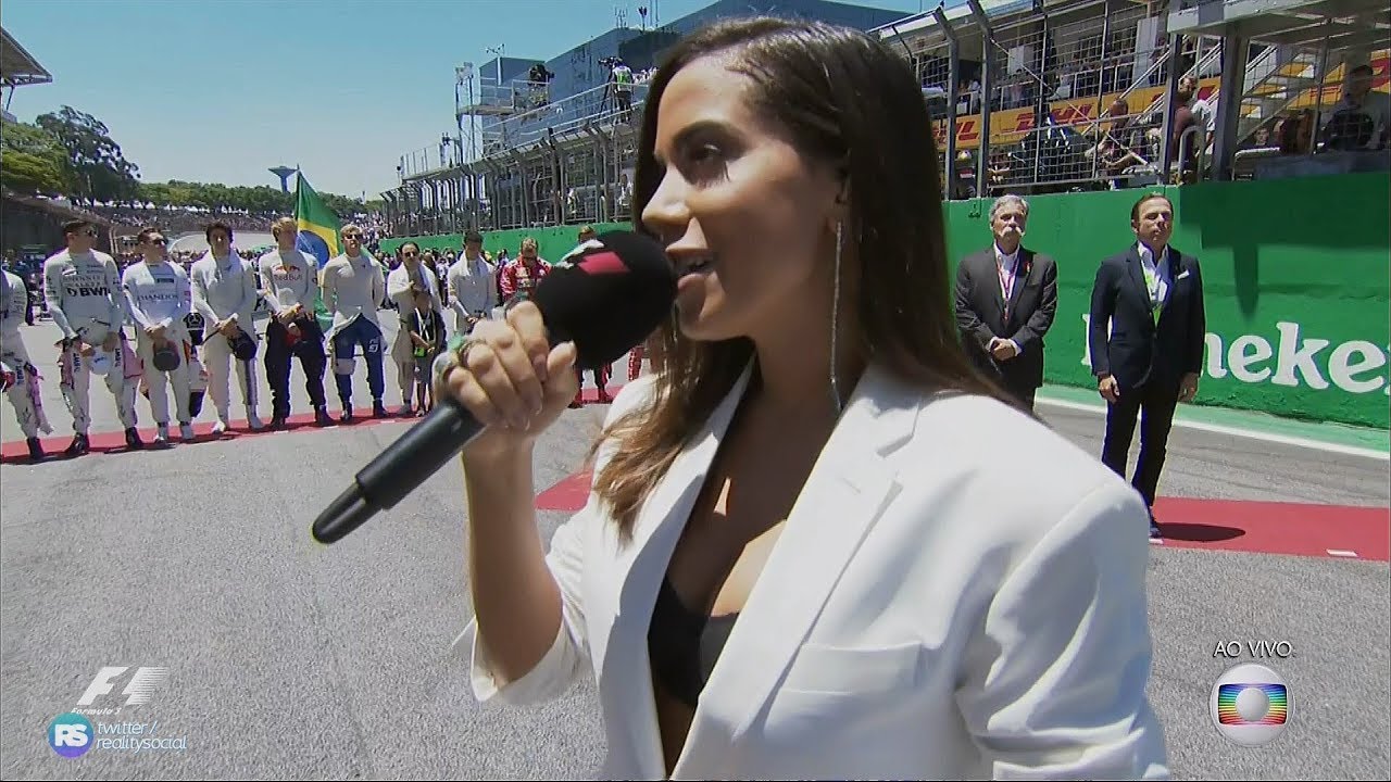 Anitta cantando o hino nacional na abertura do GP do Brasil de Fórmula 1