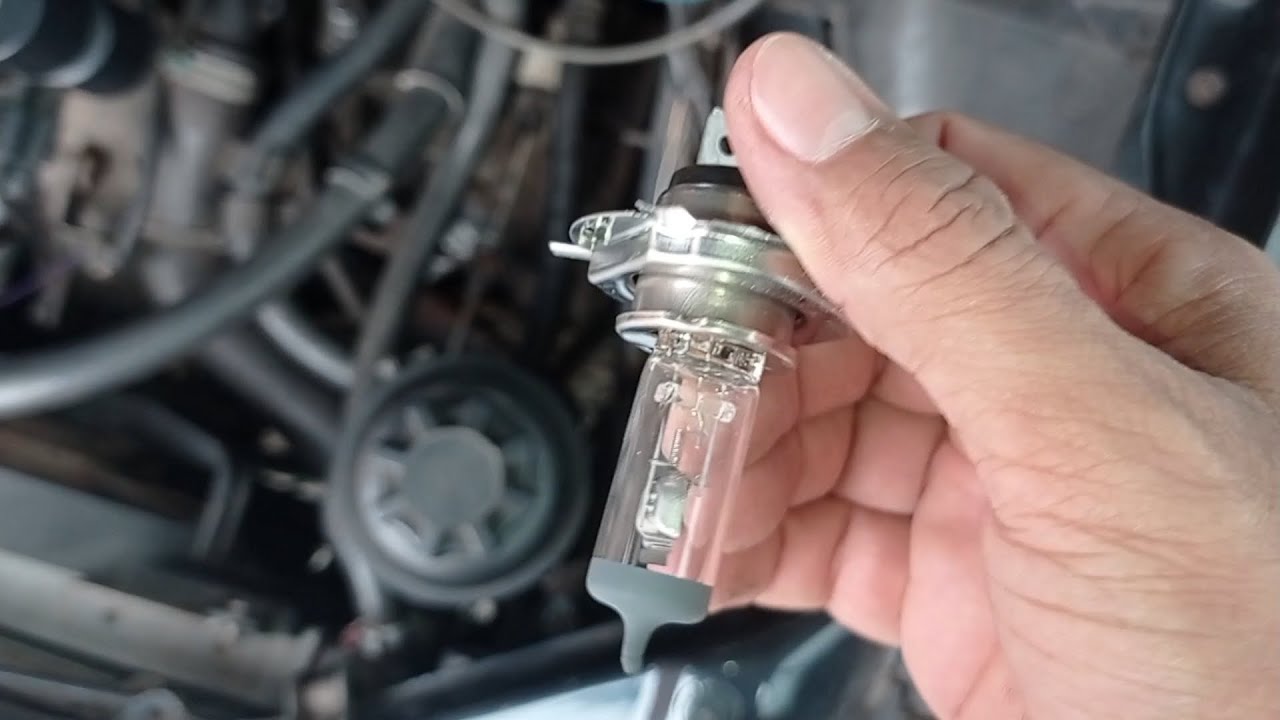 Como trocar a lâmpada do farol do Corsa?