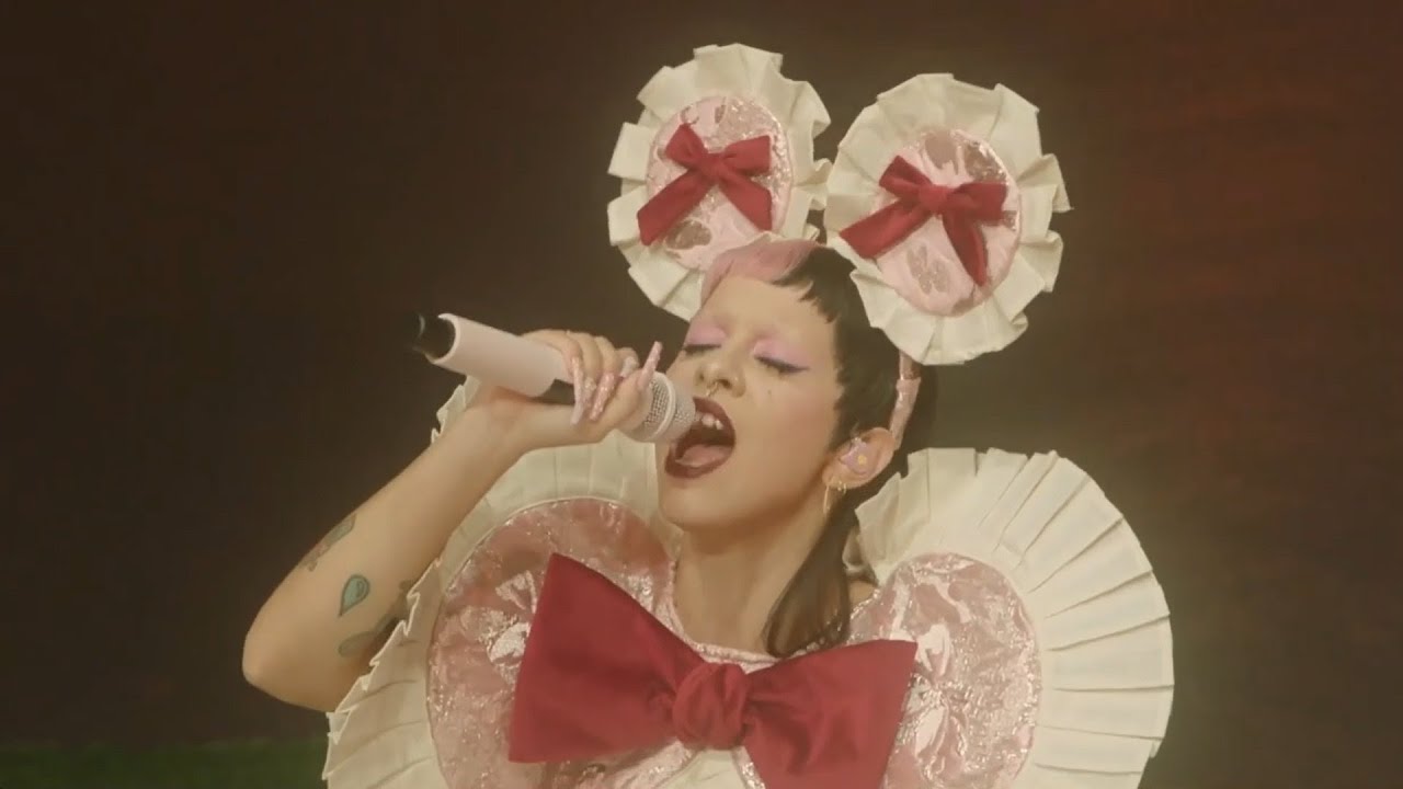 Melanie Martinez - High School Sweethearts (Live Can&rsquo;t Wait Till I'm Out Of K-12 Virtual Tour) [HD]