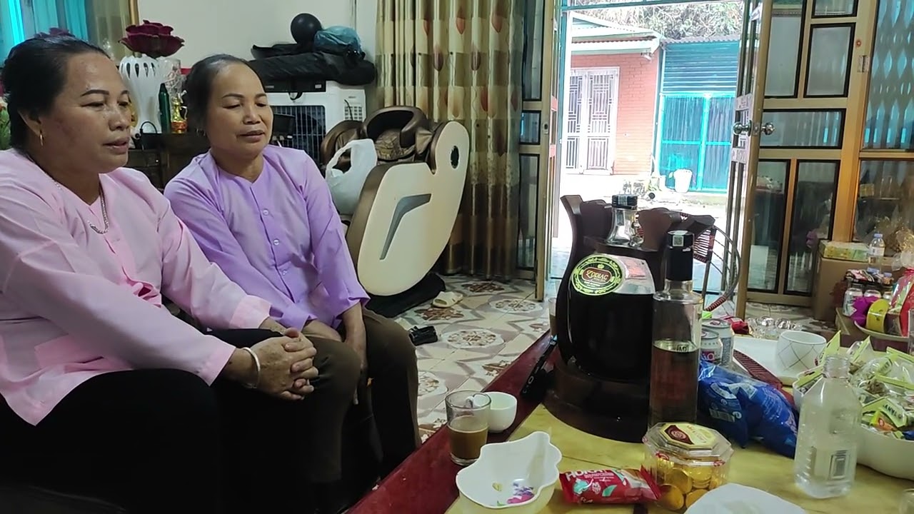 Các em xóm bản nhôn cũng xã chí thảo bà ngần chân đau đến thăm gặp nhau hát lượn đối đáp mẩy cau